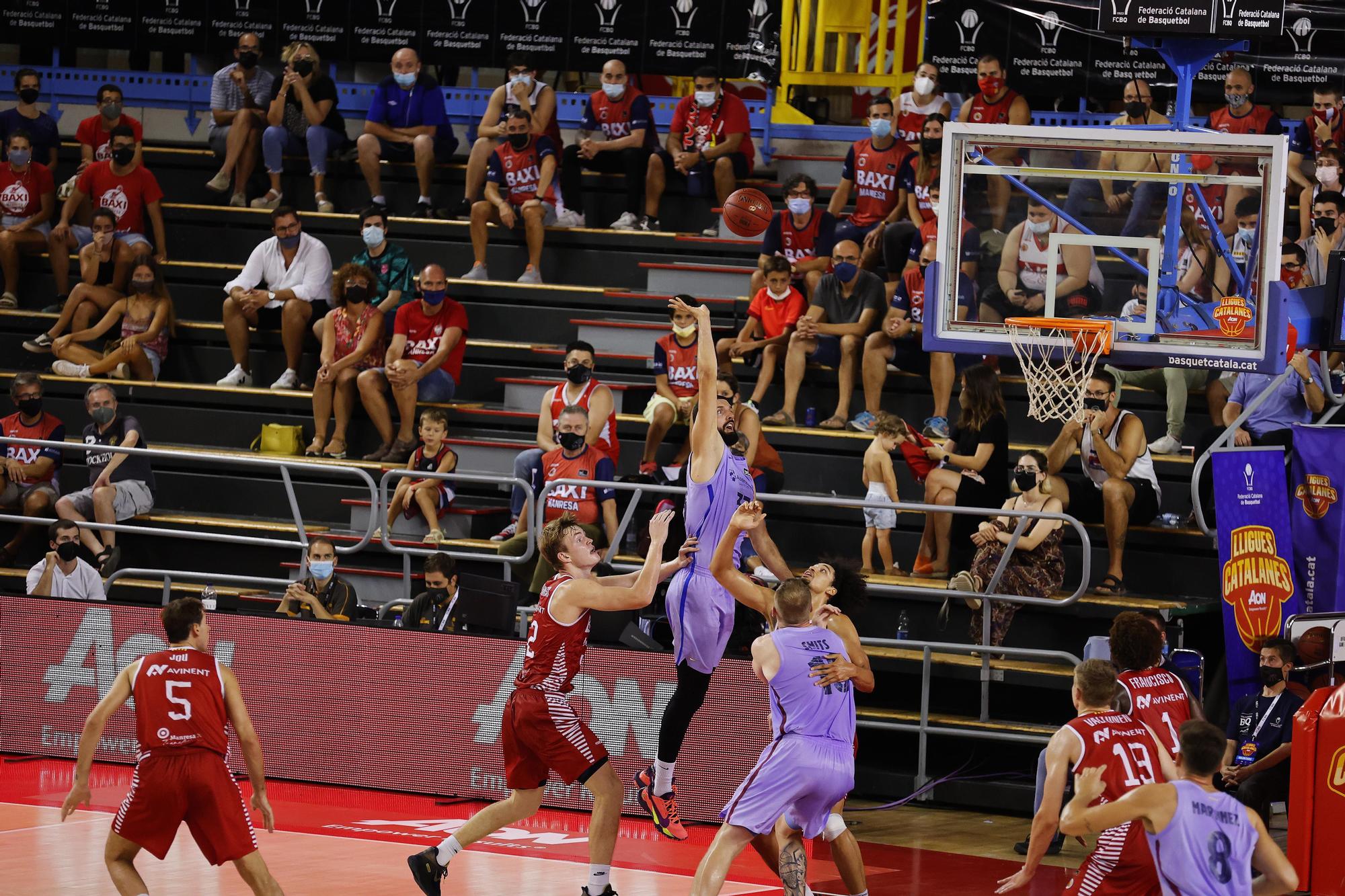 Mirotic entre a cistella en la final de la Lliga Catalana, celebrada al Nou Congost: la majoria dels Baxi-Barça del curs passat van ser intensos