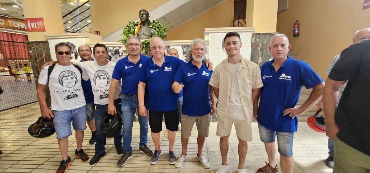 El piloto Manu González junto a organizadores del homenaje a Ricardo Tormo, en Canals.