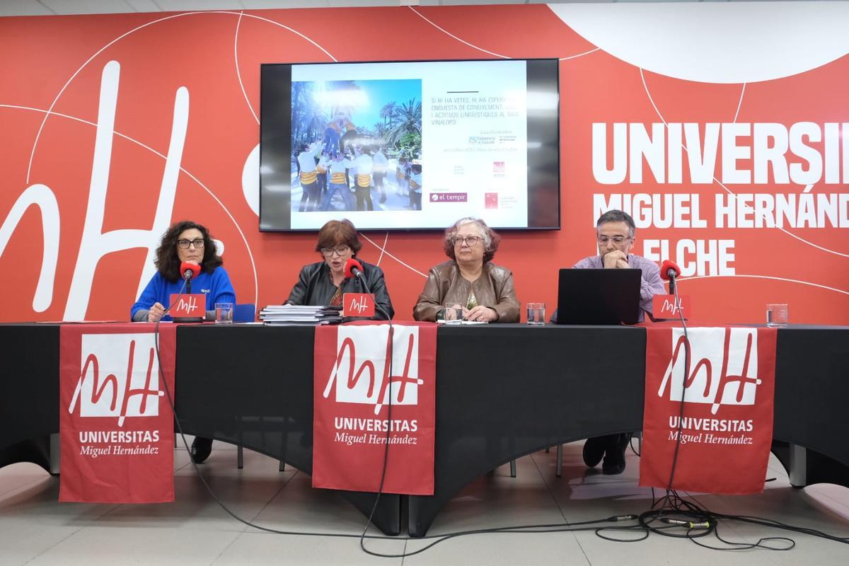 Tudi Torró, presidenta de Fomento de la AVL, Veònica Cantó, presidenta de la AVL, María Asunción Amorós, vicerrectora de Cultura de la UMH; y Lluís Català, proferos de la UA