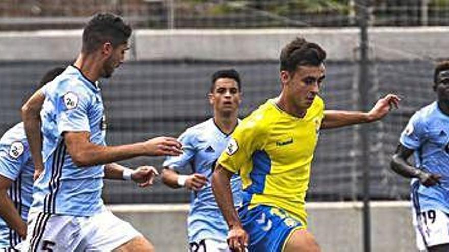 Pablo Haro controla el balón en un partido con el filial de Las Palmas