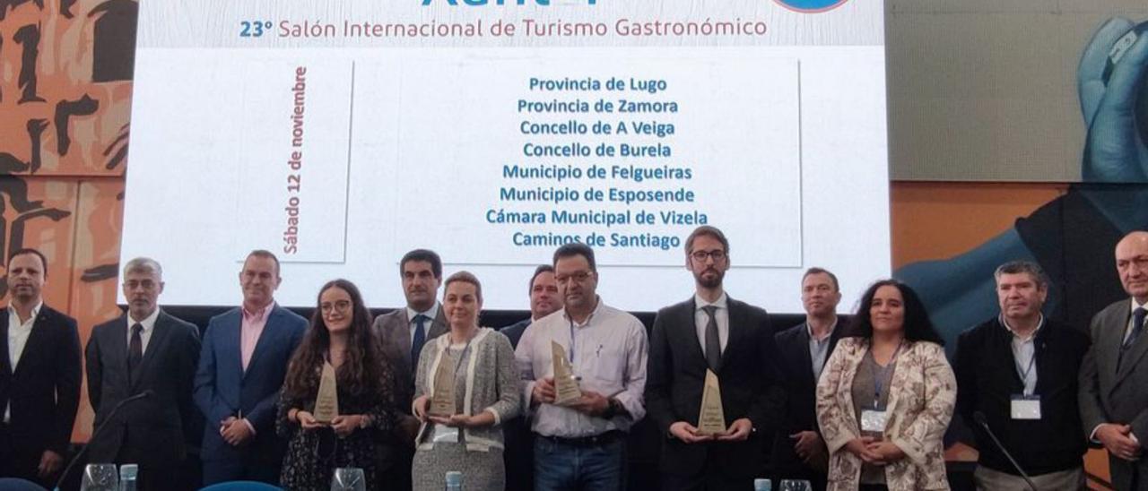 Foto de familia con los premiados.   | // FDV