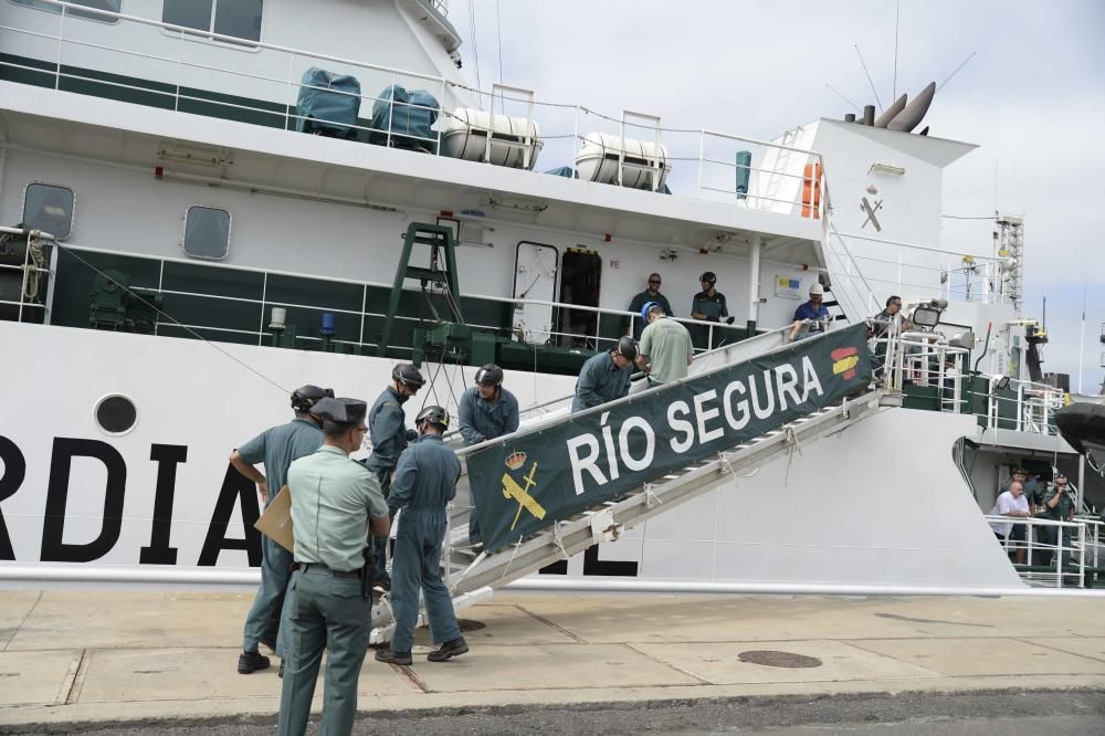 Llegada de la embarcación de la Guardia Civil