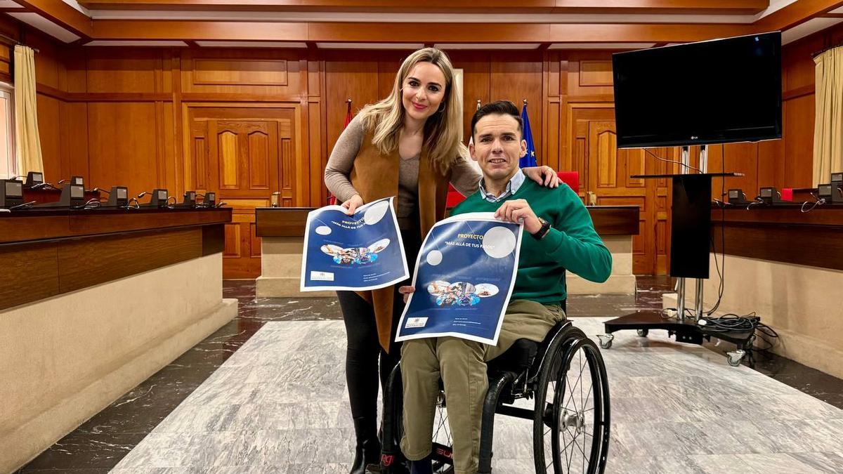 La delegada de Educación Narci Ruiz y el deportista Paco Salinas.