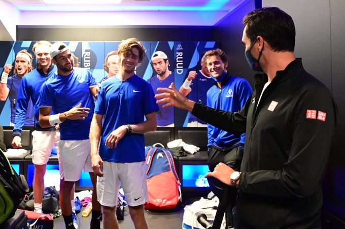 Federer saluda a Rublev en el vestuario del equipo de Europa.
