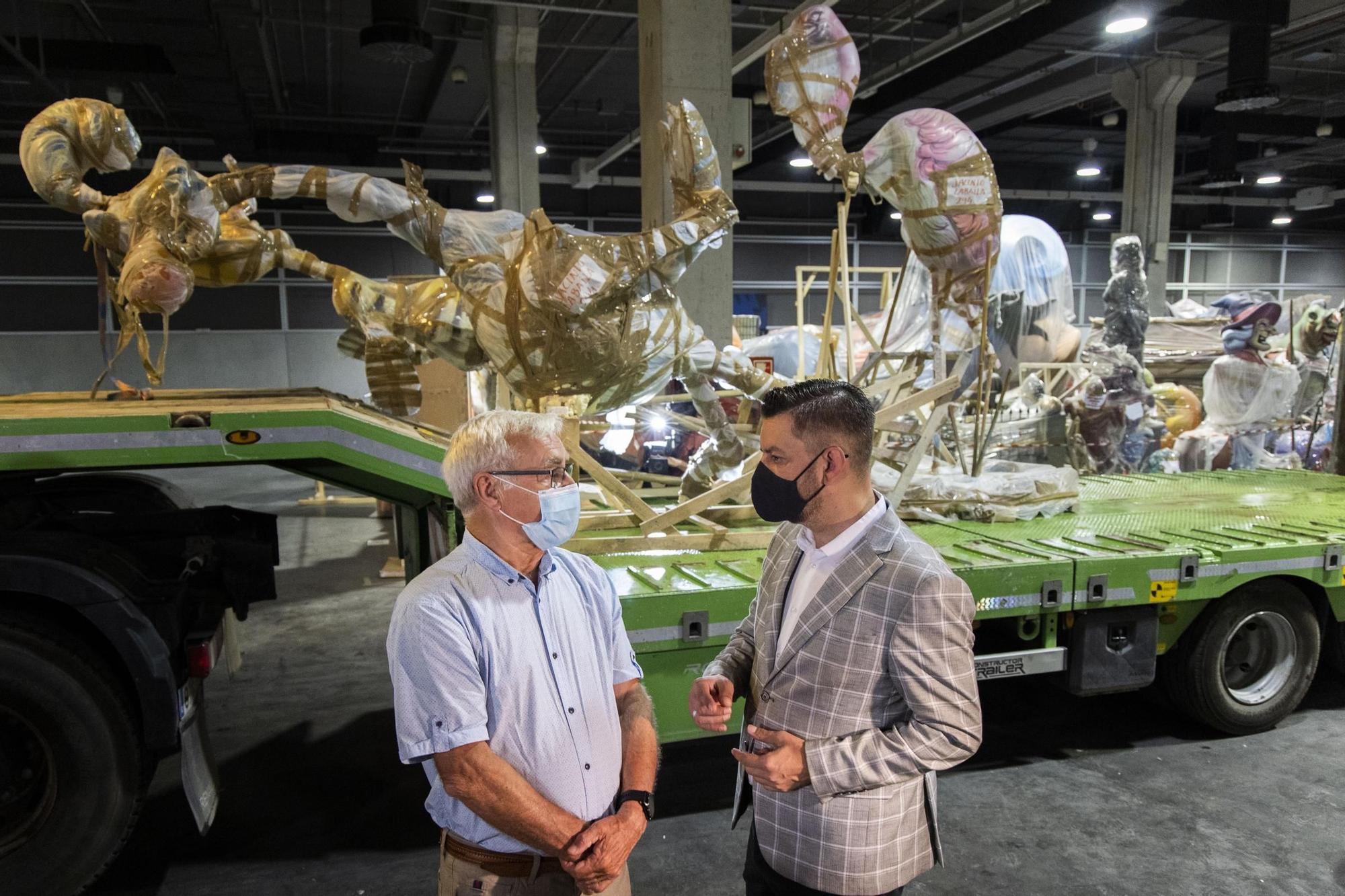 Joan Ribó y Carlos Galiana visitan Feria València en plena salida de las piezas