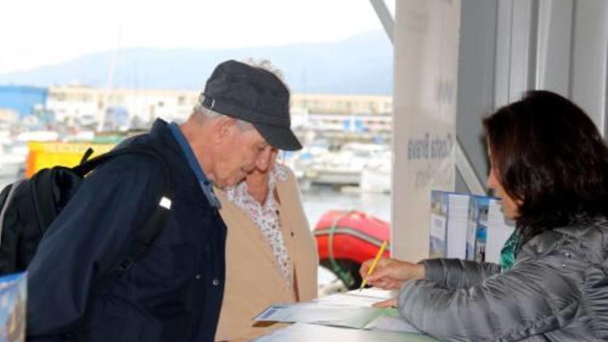 Els turistes del «Saga Pearl II», en el nou punt d&#039;informació del port.