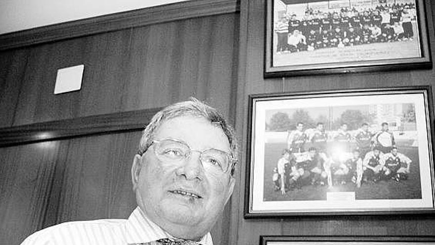 Maximino Martínez, en la sede federativa, posa delante de fotos de las selecciones territoriales.