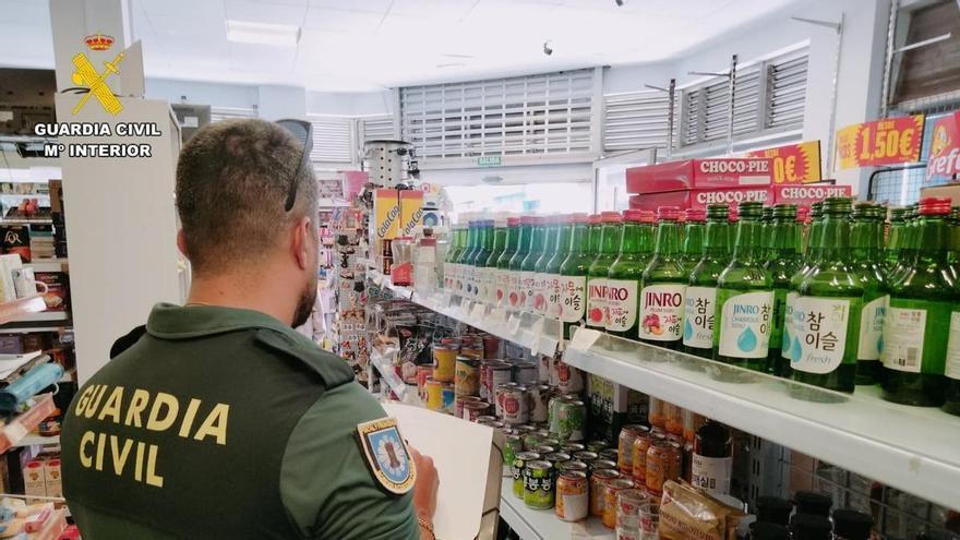 Retiran más de 5.000 bebidas alcohólicas de comercios asiáticos en Gran Canaria