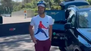¡Brutal! Tras el botellazo, así reaparece Djokovic... ¡Con un casco!