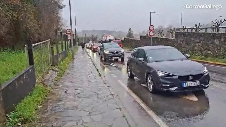 La huelga de autobuses provoca colas en los accesos al Hospital Clínico de Santiago