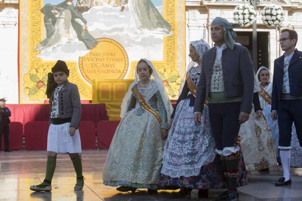 Desfile de las falleras mayores de las diferentes comisiones durante la procesión general de la Mare de Déu dels Desemparats.