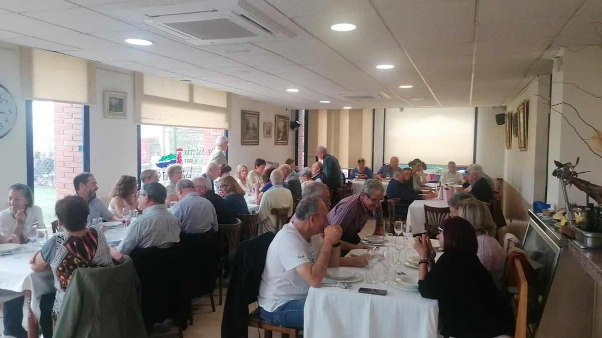 Los socios del Centro Asturiano de Barcelona disfrutando del menú del Desarme en el restaurante Casa Asturias de la Ciudad Condal.