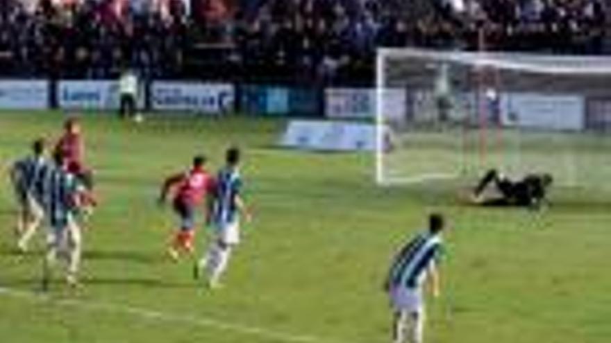 Hèctor Simon, des del punt de penal, en el moment de transformar el gol de l&#039;empat.