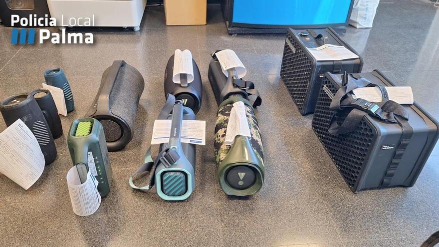 La Policía de Palma retira 18 altavoces de gran potencia de la playa de s'Arenal
