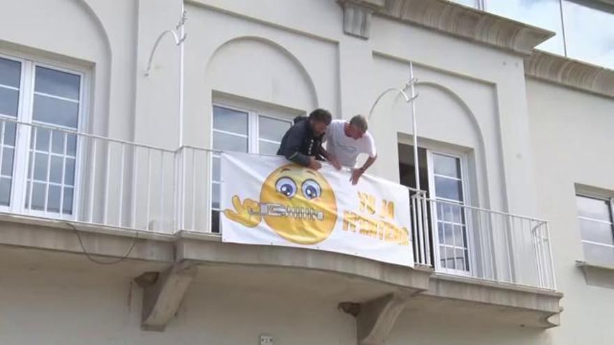 Pengen a la façana de l'Ajuntament del Port de la Selva una pancarta amb la frase «Tu ja m'entens»