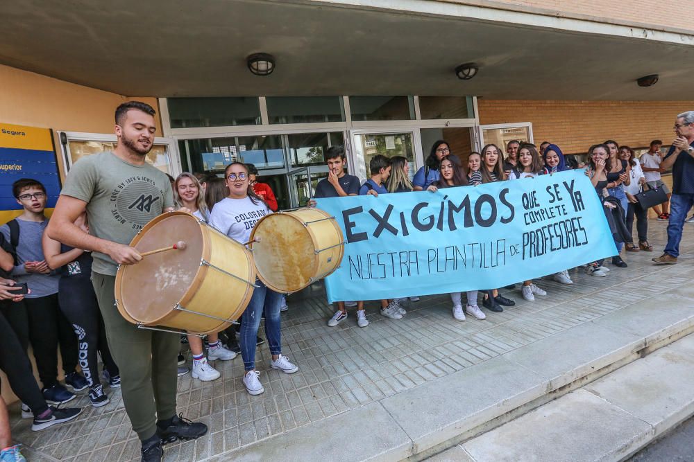 Protesta de profesores, padres y alumnos del IES Les Dunes para pedir un profesor, en una plaza que está vacante desde que comenzó el curso