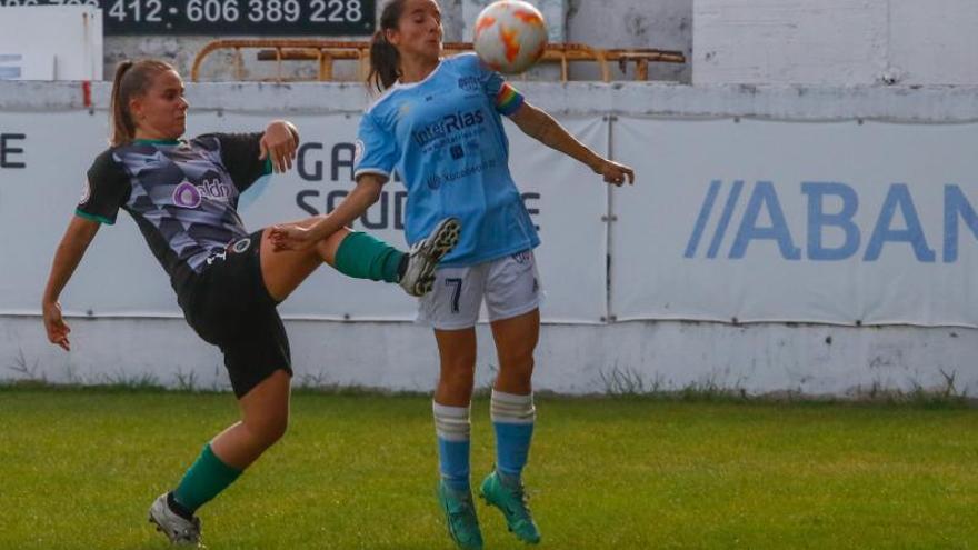 Machado, autora del tanto del triunfo, trata de controlar un balón ante una contraria.