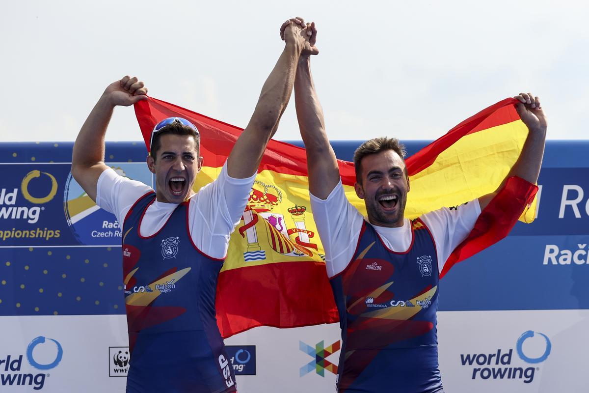 Rodrigo Conde, a la derecha, celebra junto a Áleix García la plata en el Mundial de Racice, celebrado en septiembre.