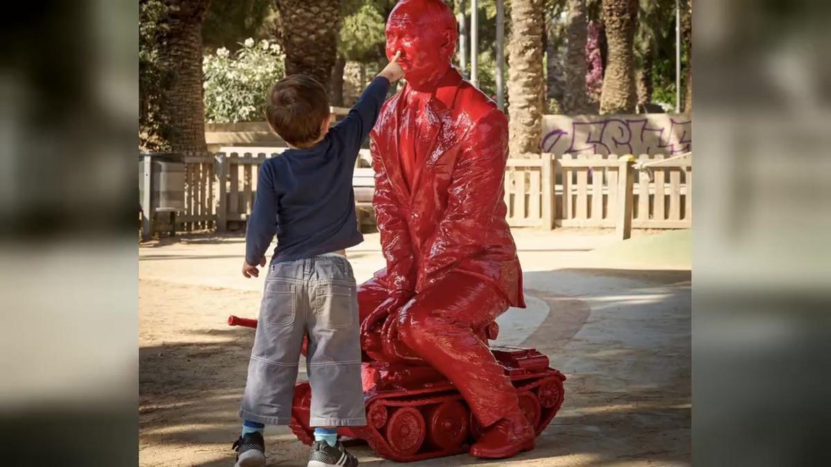 La escultura de denuncia contra Putin que ha aparecido en el parque Joan Miró