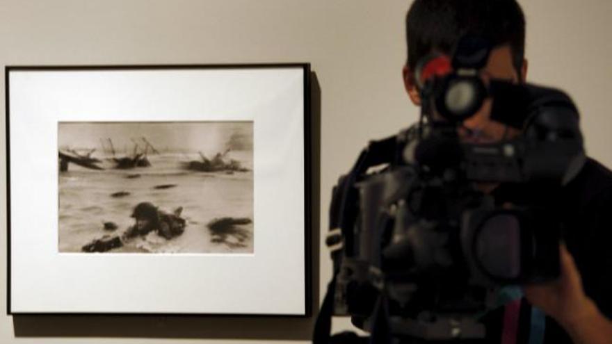 Una foto del desembarco de Normandía de Robert Capa en el MNAC de Barcelona que reúne desde hoy más de doscientas fotografías realizadas por el fotógrafo en los conflictos que cubrió como reportero de guerra durante los años 30 y 40.