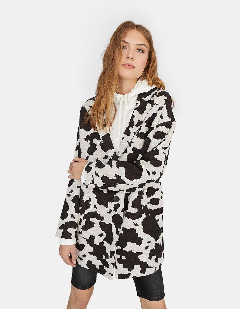 Stradivarius incluye en su última colección este abrigo cow print por 39,99 euros