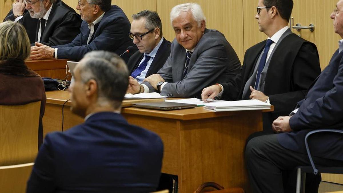 Los cuatro acusados por la presunta caja B del PP de València junto a sus abogados.