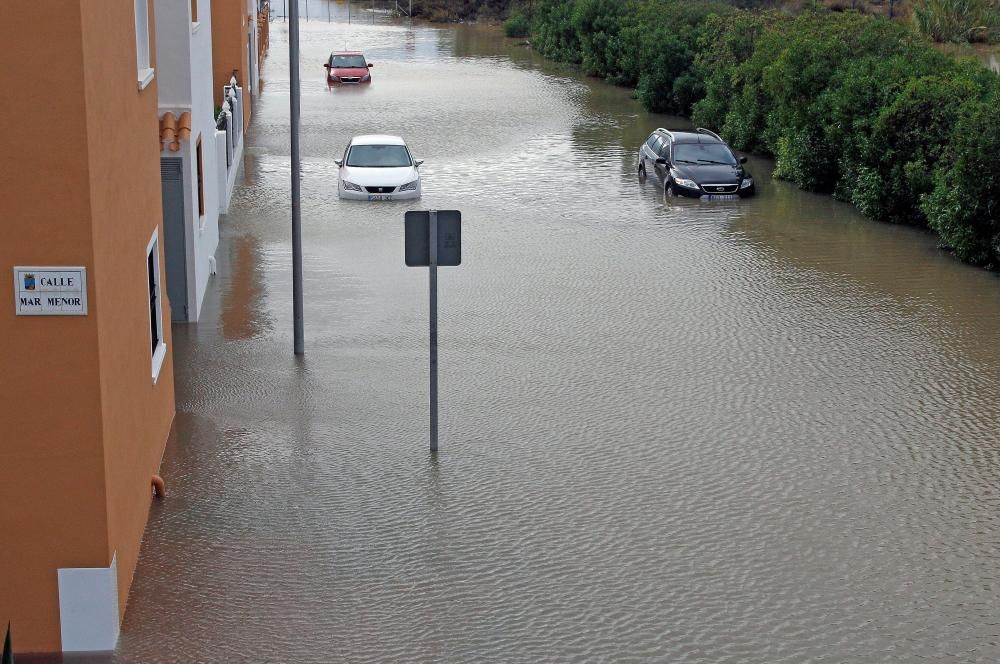Inundaciones en Torrevieja. Avenidas y casas anegadas. Cien litros por metro cuadrado. Más de 30 intervenciones de Bomberos