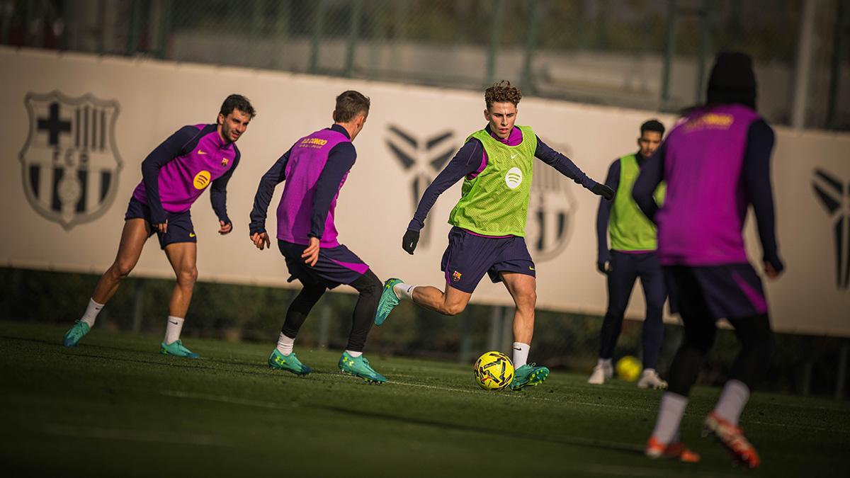 Pensando en el derbi en el último entreno del 2025 del Barça