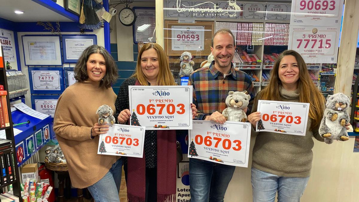 Maite Campo, Rosa Ramón, Christian Bielsa y Teresa Viñas, en la administración de lotería La Marmota de la Suerte, en Benasque.