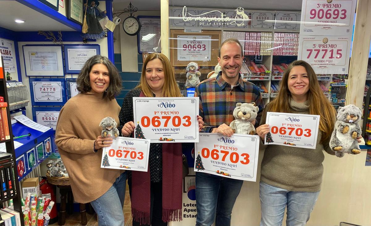 Maite Campo, Rosa Ramón, Christian Bielsa y Teresa Viñas, en la administración de lotería La Marmota de la Suerte, en Benasque.