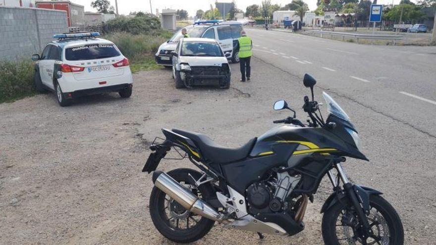 Un herido grave en una colisión entre una moto y un turismo