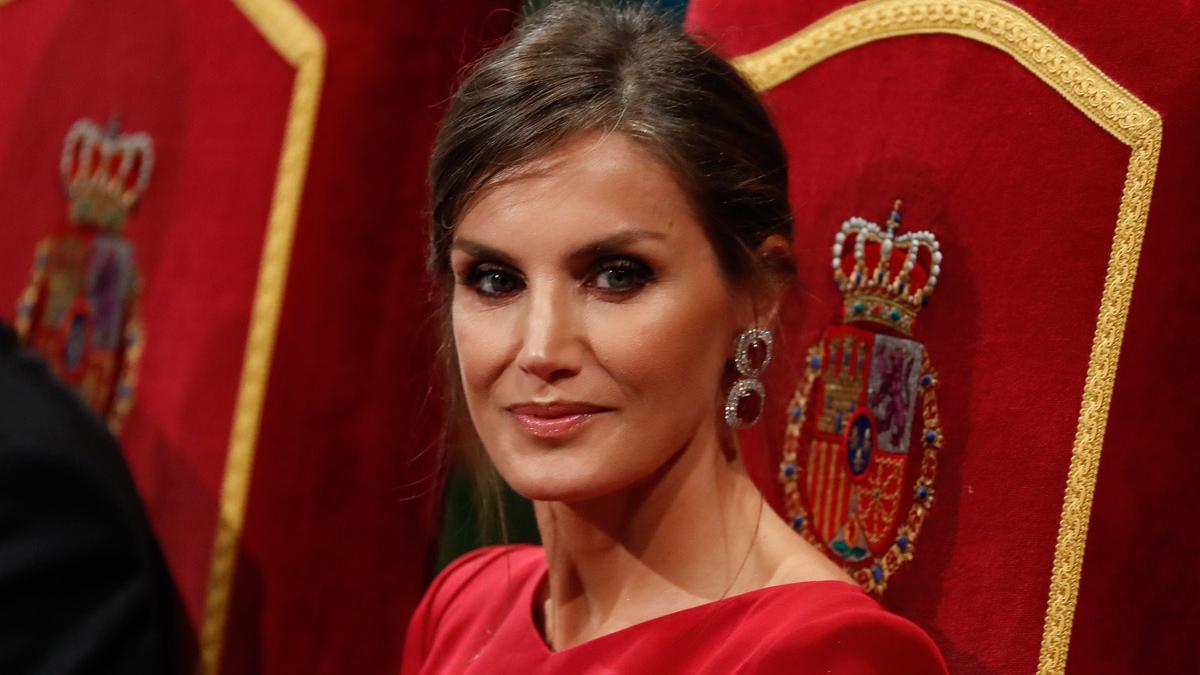 La reina Letizia, con vestido rojo de Felipe Varela, durante la gala de los Premios Princesa de Asturias 2021