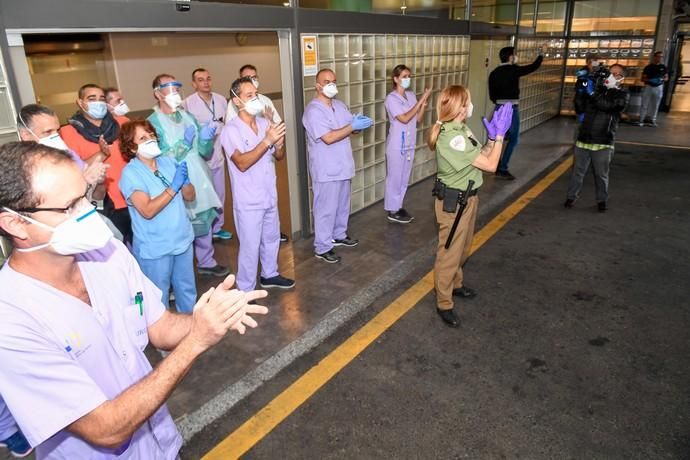 23-04-20  LAS PALMAS DE GRAN CANARIA. HOSPITAL UNIVERSITARIO DOCTOR NEGRIN. LAS PALMAS DE GRAN CANARIA. Reconocimiento del personal de seguridad privada a la labor que hace el personal sanitario.  Fotos: Juan Castro.  | 23/04/2020 | Fotógrafo: Juan Carlos Castro