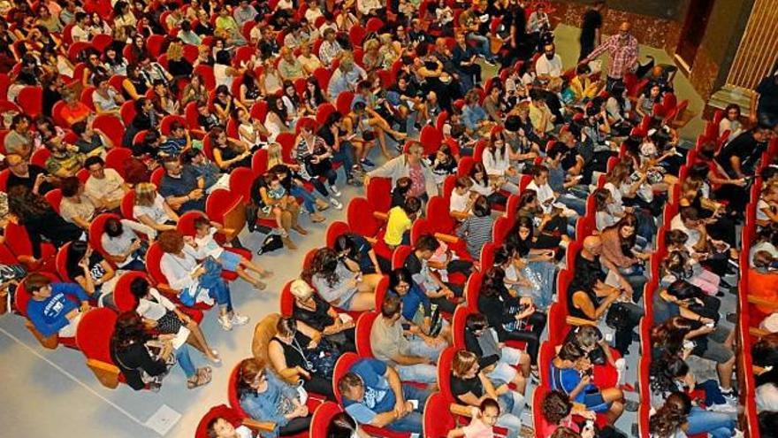 Brodas Brosobre Platea amb un ple al Conservatori