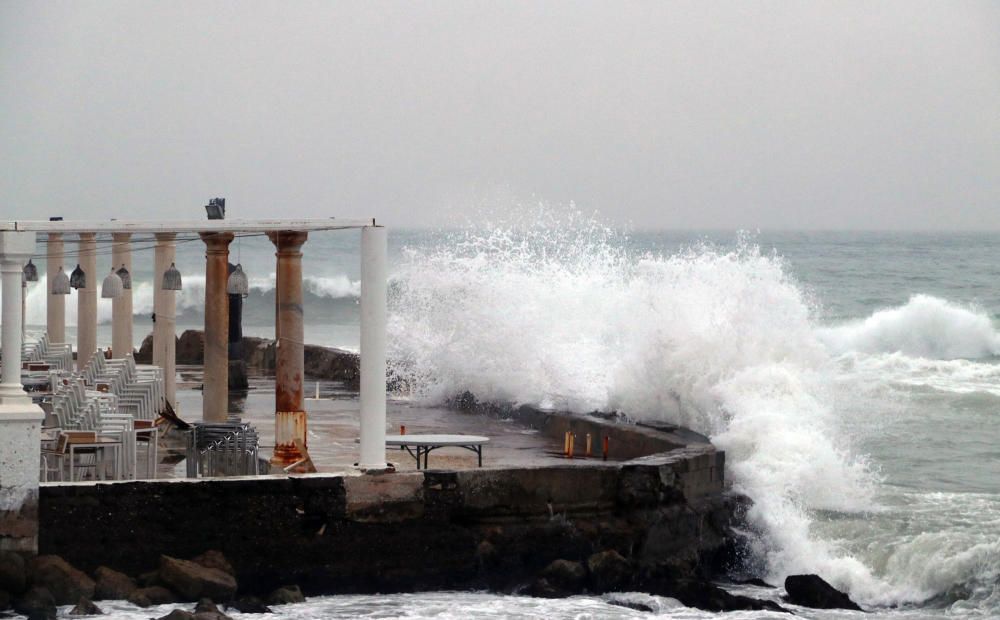 La borrasca Filomena también arrastra vientos y mala mal hasta la costa de Málaga.