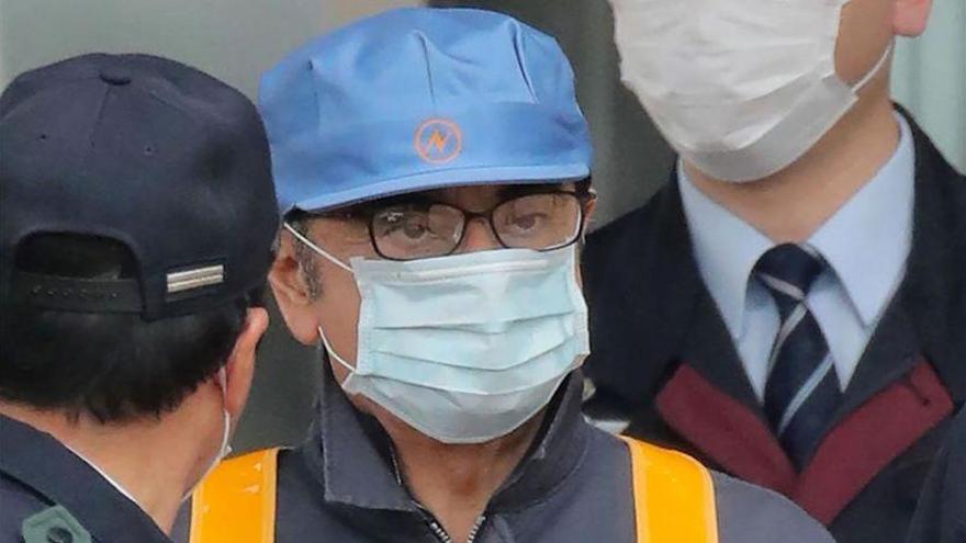 El expresidente de Nissan Carlos Ghosn sale de prisión disfrazado para pasar inadvertido