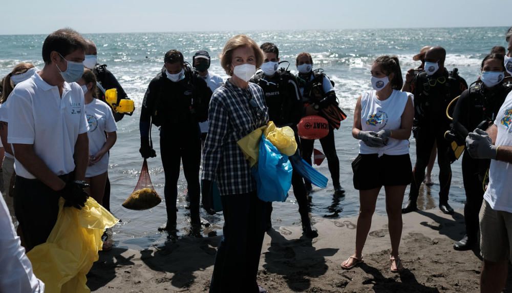 La Reina Sofía participa en una recogida de residuos en una playa de Rincón