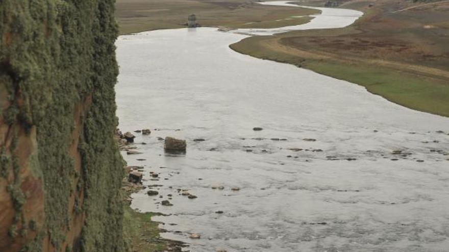 El bajo nivel del embalse de Ricobayo descubre el antiguo puente de Castrotorafe