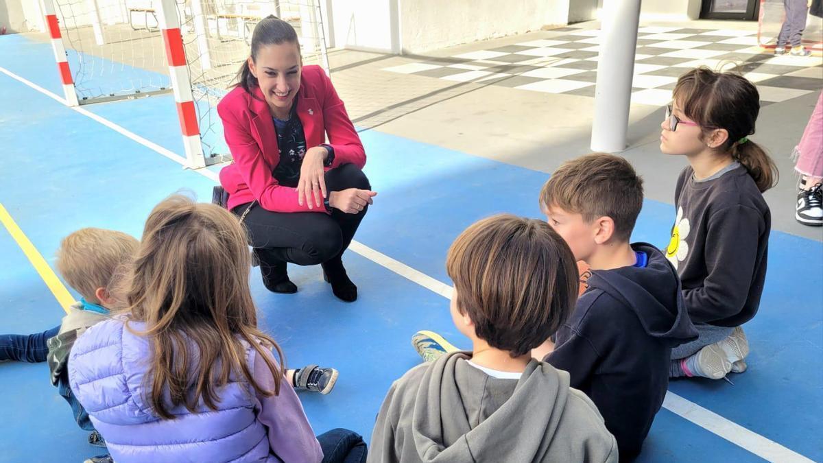 María España, a un centre educatiu.