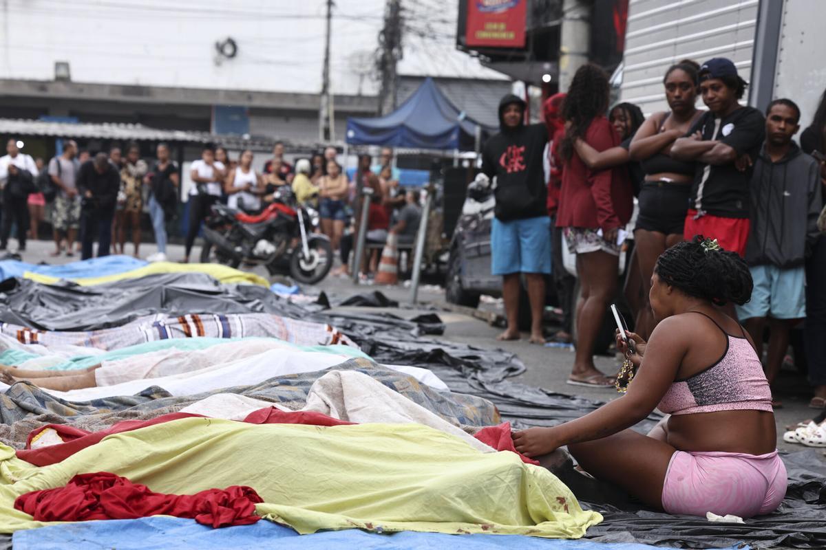 ATENCIÓN EDITORES: CONTENIDO GRÁFICO EXPLICITO ACOMPAÑA CRÓNICA: BRASIL DROGAS AME3085. RÍO DE JANEIRO (BRASIL), 29/10/2025.- Una mujer llora frente a un cuerpo sin vida en una calle este miércoles, en Río de Janeiro (Brasil). El megaoperativo del martes, en el que participaron 2.500 agentes, tenía como objetivo detener a cabecillas del Comando Vermelho, una de las organizaciones criminales mas antiguas y peligrosas de Rio. EFE/ André Coelho. ATENCIÓN EDITORES: CONTENIDO GÁFICO EXPLICITO ACOMPAÑA CRÓNICA: BRASIL DROGAS