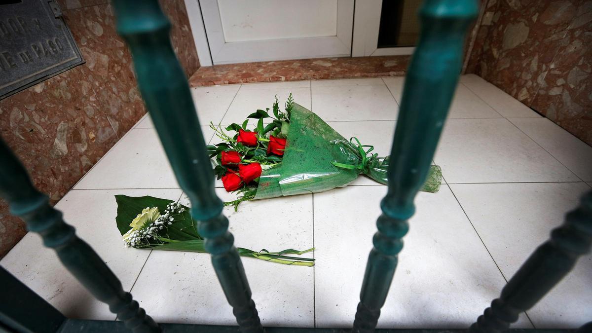 Flores en recuerdo de una mujer asesinada por su pareja en Torrevieja.