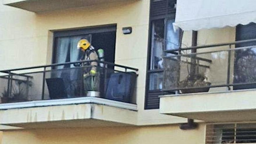 Un bomber fent les tasques de l&#039;edifici del carrer Jocs Olímpics.