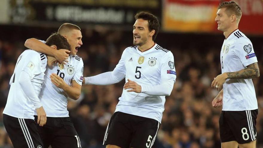 Los jugadores alemanes celebran uno de los goles.