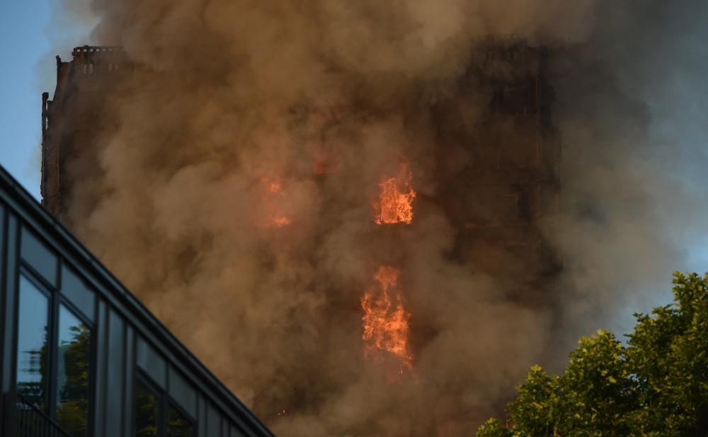 Incendio en un edificio de 24 plantas en Londres