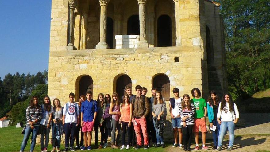 Los alumnos franceses, durante una visita a Santa María del Naranco.