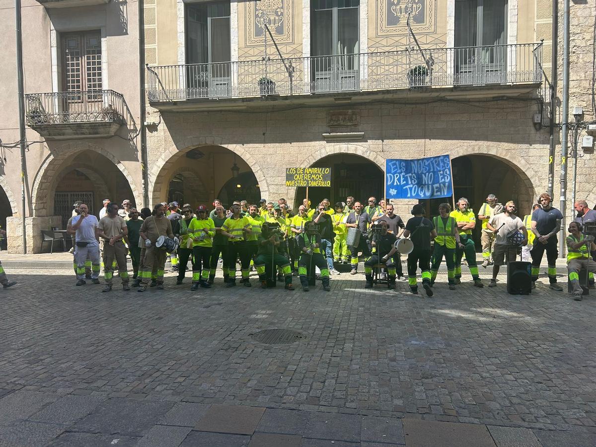 La protesta dels treballadors de les brigades municipals, aquest dijous.