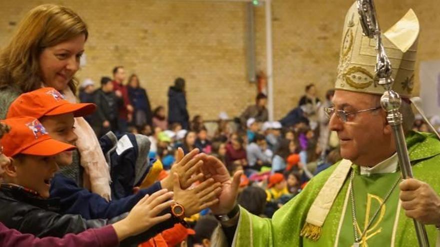 El obispo, Casimiro López, durante el encuentro con los jóvenes.