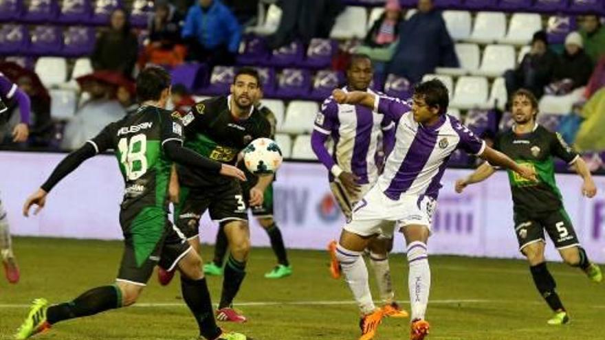 Sapunaru y Botía luchan por un balón con el jugador de Valladolid Peña.