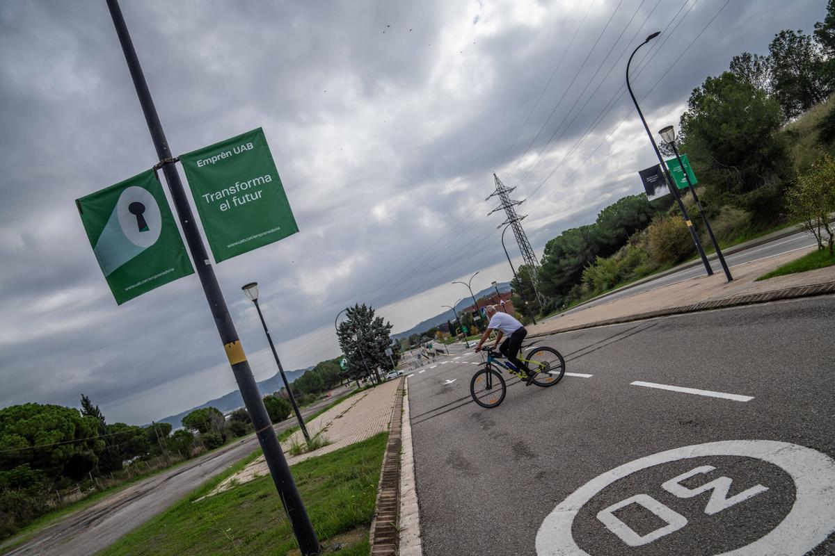 Carril bici de la Bicivia que une la Universitat Autònoma de Barcelona (UAB) hasta Badia del Vallès.