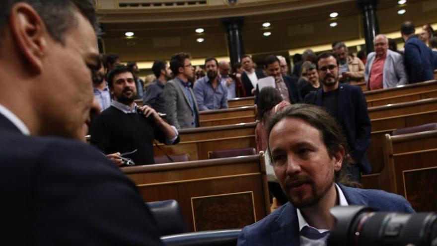 Pedro Sánchez y Pablo Iglesias se saludan en el Congreso.